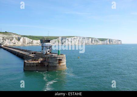 Hafen von Dover Wellenbrecher, England, UK. Die weißen Klippen im Hintergrund. Stockfoto