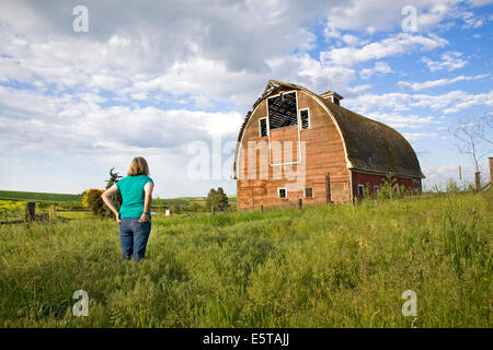 Eine verlassene Scheune in der abgelegenen Region Palouse Empire, eine Landwirtschaft und Weizen wachsenden Region mit sanften Hügeln und weiten Himmel im östlichen Washington. Stockfoto