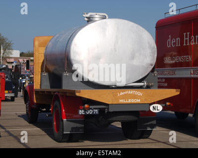 Der Volvo L233, ein 1944er-Modell, wurde als Nutzfahrzeug konzipiert. Sie spiegelt das industrielle Design und die Funktionalität der Fahrzeuge wider, die Mitte des 20. Jahrhunderts eingesetzt wurden, insbesondere für arbeitsbezogene Aufgaben. Die robuste Bauweise und die historische Relevanz machen das Fahrzeug zu einem bemerkenswerten Stück Automobilgeschichte. Stockfoto