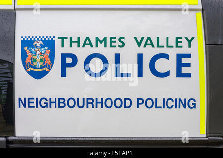 Thames Valley Police unterschreiben auf der van Stockfoto