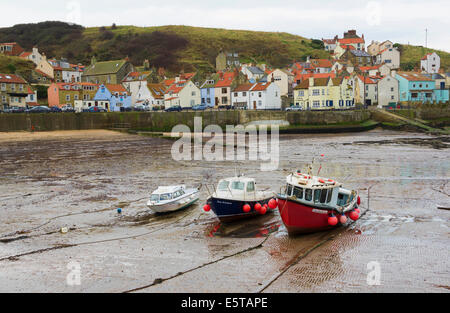 Fischerboote im Hafen von Staithes. Stockfoto