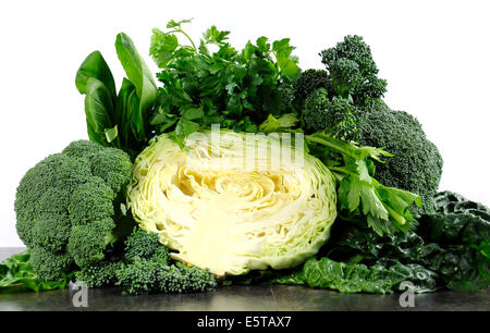 Gesunde Ernährung gesunde Lebensmittel mit grünem Blattgemüse wie Kohl, Brokkoli, Broccolini, Petersilie, Sellerie, Silverbeet. Stockfoto