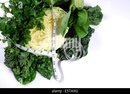 Gesunde Ernährung gesunde Lebensmittel mit grünem Blattgemüse wie Kohl, Brokkoli, Broccolini, Petersilie, Sellerie, Silverbeet, Stockfoto