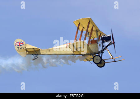 Royal Aircraft Factory B.E. 2c Flugzeug in WW1 Royal Flying Corps Markierungen in Farnborough Airshow 2014 anzeigen Stockfoto