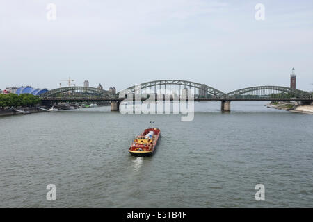 Frachtschiff auf dem Rhein in Köln, Deutschland Stockfoto