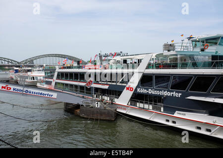 Fähre Köln-Düsseldorf angedockt am Flussufer von Rhein, Köln, Deutschland Stockfoto