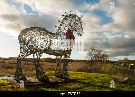 Andy Scott schwere Pferdeskulptur an der M8 Autobahn tragen eine Mohnblume an der Spitze bis zum Gedenktag am 11. November. Stockfoto