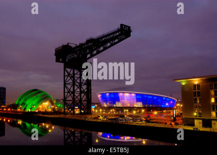 Glasgow in der Nacht - Finnieston Crane mit Hydro und dem Clyde Auditorium (Gürteltier) Stockfoto