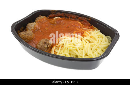 Ein frisch gekochten Spaghetti und Fleischbällchen TV Dinner in der schwarzen Plastikschale auf weißem Hintergrund. Stockfoto