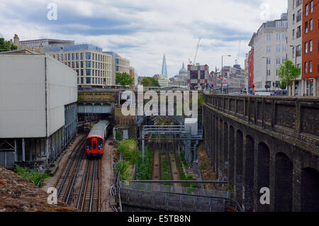 u-Bahn, Gleisanlagen & Skyline von London Stockfoto