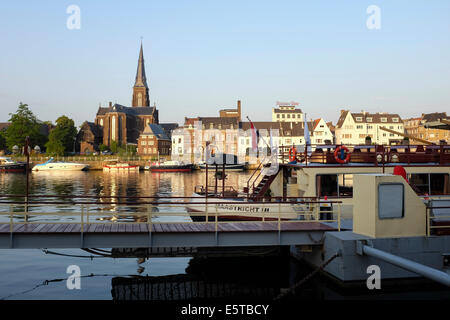 Touristenboot angedockt an der Maas in Maastricht, Provinz Limburg, Niederlande Stockfoto