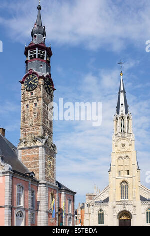 Eighteenth-Century Stadhuis (Rathaus) und Lievenvrouwenkerk (Kirche) in Sint Truiden Grote Markt, Provinz Limburg, Belgien Stockfoto