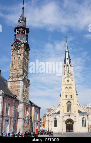 Eighteenth-Century Stadhuis (Rathaus) und Lievenvrouwenkerk (Kirche) in Sint Truiden Grote Markt, Provinz Limburg, Belgien Stockfoto