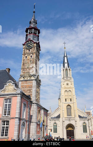 Eighteenth-Century Stadhuis (Rathaus) und Lievenvrouwenkerk (Kirche) in Sint Truiden Grote Markt, Provinz Limburg, Belgien Stockfoto