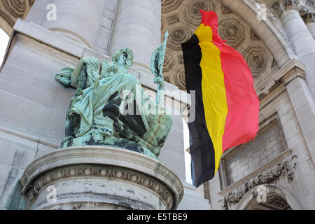 Belgischen Fähnchen im Wind am Triumphbogen der Parc du Cinquantenaire in Brüssel, Belgien Stockfoto