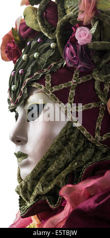 Ausschnitt des Gesichts der Frau in aufwendigen Karneval Kostüm mit Blumen und silbernen Maske während des Karnevals in Venedig. Stockfoto