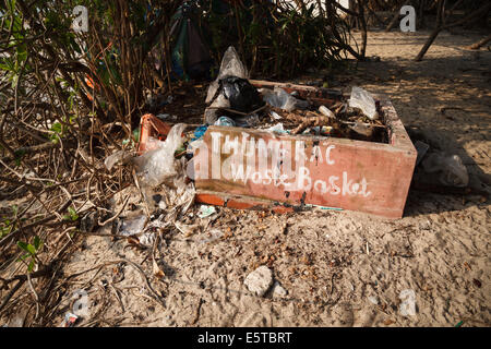 Ein Papierkorb auf Monkey Island, Cat Ba Stockfoto