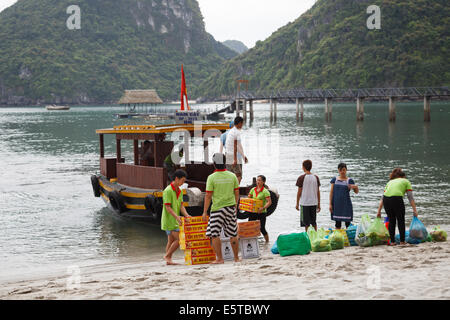 Mitarbeiter im Sandy Beach Resort, Cat Ba, auf Nam Cat Island in Lan-Ha-Bucht entladen tägliche Lieferungen, die mit dem Boot anreisen. Stockfoto