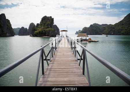 Am Pier, wo die Schiffe ankommen und abfahren die Sandy Beach Resort, Cat Ba, auf Nam Cat Island in Lan-Ha-Bucht. Stockfoto
