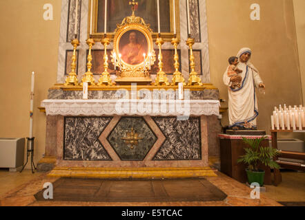 Bild von der Mutter-Theresa-Kapelle im Inneren (Kapelle) Cappella Di San Andrea, Ravenna, Emilia-Romagna, Italien Stockfoto