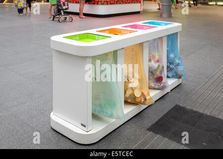 Recycling-Behälter in Antwerpen Hauptbahnhof in der Stadt Antwerpen, Belgien Stockfoto