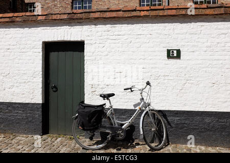 Fahrrad-Parken in der Altstadt Beginenhof von Brügge, Belgien Stockfoto