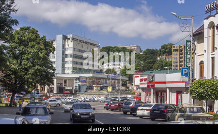 30. Juli 2014 - ist Zheleznovodsk eine Stadt in Stavropol Krai, Rußland. Zheleznovodsk, zusammen mit Pjatigorsk, Yessentuki, Kislowodsk und Mineralnye Vody, ist ein Teil des Kaukasus Mineralwasser, einem renommierten russischen Kurort. Die Wirtschaft dreht sich um Sanatorien, wo Dutzende von Tausenden von Menschen aus ganz Russland und ehemalige Sowjetrepubliken Jahr kommen-rund um Urlaub und Ruhe, und zu verhindern sowie zahlreiche Magen, Niere und Leber-Erkrankungen zu behandeln. Dutzende von Thermen betreiben im russischen Kaukasus Region, Nutzung der Mineralquellen in der Gegend, und anscheinend Kolon trea Stockfoto