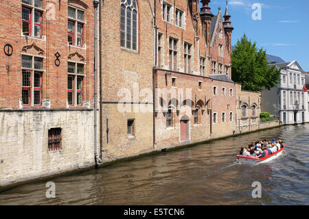 Herde von Touristen auf einer Bootsfahrt in den Kanälen von Brügge, Belgien Stockfoto