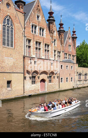 Herde von Touristen auf einer Bootsfahrt in den Kanälen von Brügge, Belgien Stockfoto