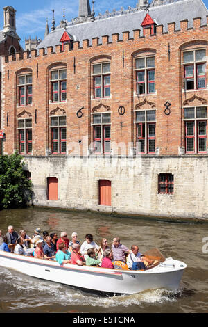 Herde von Touristen auf einer Bootsfahrt in den Kanälen von Brügge, Belgien Stockfoto