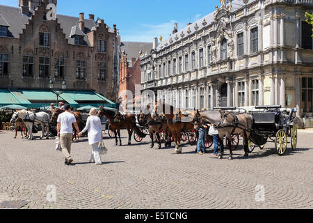 Paar geht zu einem Pferd Kutsche Rundgang in der Altstadt von Brügge, Belgien Stockfoto