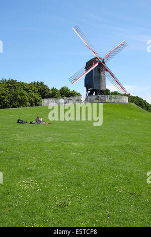 Paar genießt sich in Sint-Janshuis Mühle Spielplatz in Brügge, Belgien Stockfoto