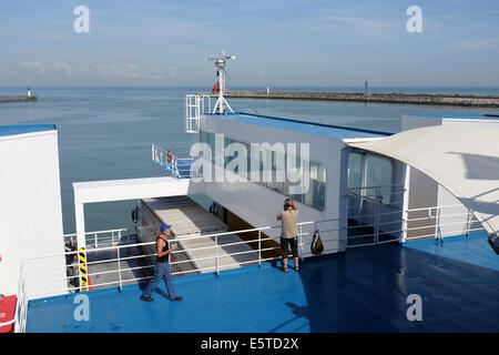 Passagier im Gespräch auf dem Handy in der Fähre in Calais, Frankreich Stockfoto
