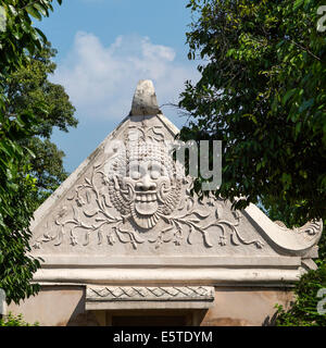 Yogyakarta, Java, Indonesien.  Hindu-Gottheit Kala über dem Eingang in das Taman Sari, das Wasserschloss, Mitte des 18. Jahrhundert. Stockfoto