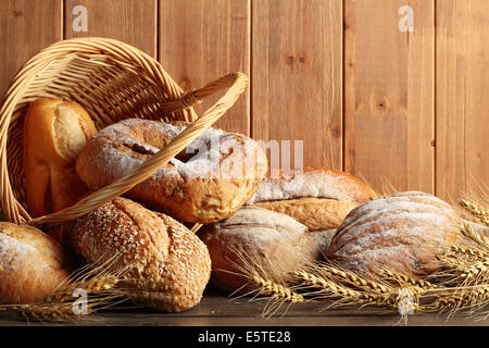 Vollkorn-Weizen-Brot im Korb mit Weizenähren. Stockfoto