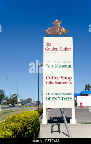 Werbetafel an große goldene Gitarre Tamworth Australia Stockfoto