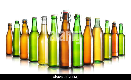 Satz von Bierflaschen ohne Etiketten isoliert auf weiss Stockfoto