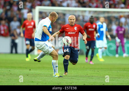 Lille, Frankreich. UEFA Champions League Qualifikation Runde. Lille gegen Grasshoppers Zürich. Stéphane Grichting (Grasshopper Zürich) und Florent Balmont (Lille) Credit: Action Plus Sport Bilder/Alamy Live News Stockfoto