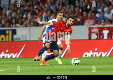 Lille, Frankreich. UEFA Champions League Qualifikation Runde. Lille gegen Grasshoppers Zürich. Marko Basa (Lille) und Amir Abrashi (Grasshopper Zürich) Credit: Action Plus Sport Bilder/Alamy Live News Stockfoto