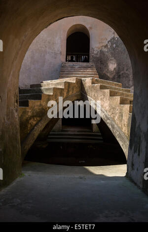 Yogyakarta, Java, Indonesien.  Treppe in die unterirdische Moschee, Teil des Komplexes Taman Sari (Wasserpalast). Stockfoto