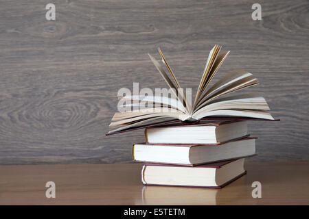 Bücher über Holzdeck Tischplatte Stockfoto
