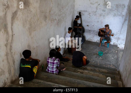 Yogyakarta, Java, Indonesien.  Straßenmusikanten (Pengamen), Wasser Schlossanlage. Stockfoto