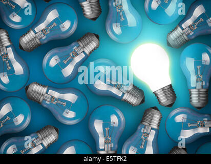 Idee-Konzept mit Glühbirnen auf blauem Hintergrund Stockfoto