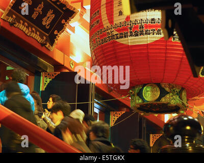 Große Menschenmenge queuing in Senso-Ji Haupthalle Gebete geben für japanische Neujahr Hatsumode, Asakusa, Tokio, Japan Stockfoto