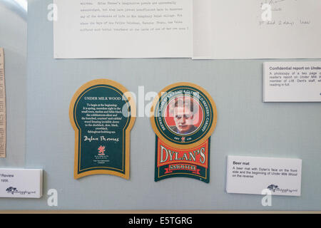 Wales, Glamorgan, Swansea, Dylan Thomas Centre, ausstellen der Bierdeckel mit Dylan Thomas Stockfoto