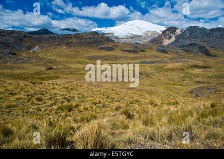 Schneebedeckte Berggipfel, die über ein Hochtal, Cordillera Huayhuash Gebirge, Nord-Peru, Peru Stockfoto