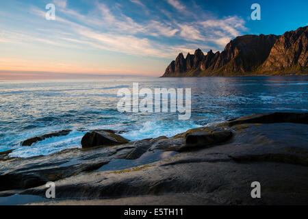 Tungeneset Küste, Gebiss des Teufels, Okshornan-Range, Senja, Troms, Nordnorwegen, Norwegen Stockfoto