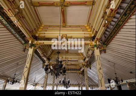 Yogyakarta, Java, Indonesien.  Javanese Holzarbeiten in Decke Veranda, große Moschee Masjid Gedhe Kauman, Mitte des 18. Jahrhundert. Stockfoto