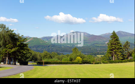 Blick vom Castlerigg Hall Keswick Seenplatte Cumbria, Derwent Water und Catbells Berge und Fells an einem Sommertag Stockfoto