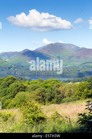 Blick vom Castlerigg Hall Keswick Seenplatte Cumbria, Derwent Water und Catbells Berge und Fells an einem Sommertag Stockfoto